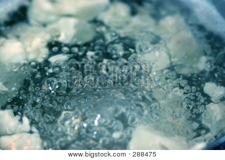 Macro di acqua bollente e verdure