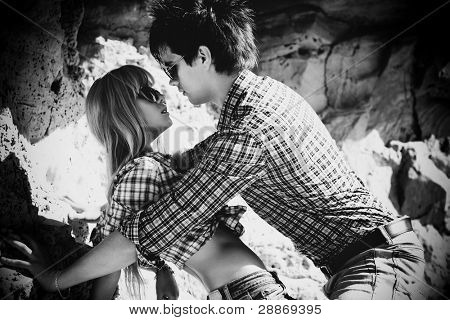 Joven pareja en el amor al aire libre. Blanco y negro.
