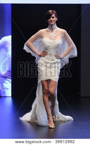 Záhřeb, Chorvatsko - 27. října: Fashion model nosí svatební šaty vyrobené od Vesna Sposa na ' svatební dny