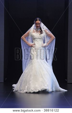 Záhřeb, Chorvatsko - 27. října: Fashion model nosí svatební šaty vyrobené od Vesna Sposa na ' svatební dny