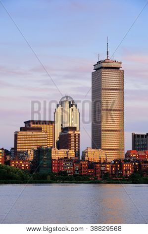 Panorama města Boston s Prudential věží a městské mrakodrapy přes Charles River.