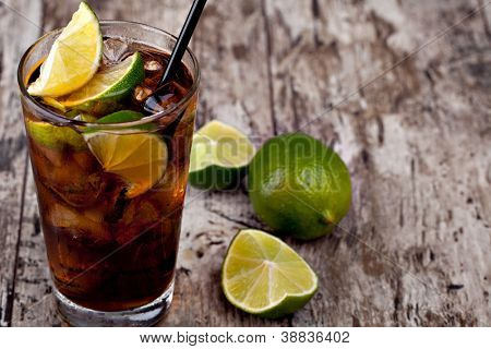Cuba Libre beber con cal en una mesa de madera
