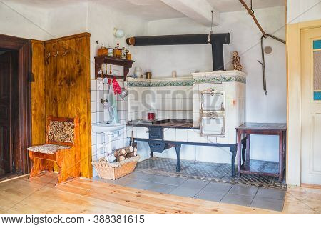 Zlata Olesnice, Czech Republic - 08 09 2020:
Traditional Old Kitchen In A Timbered Cottage With A Ti