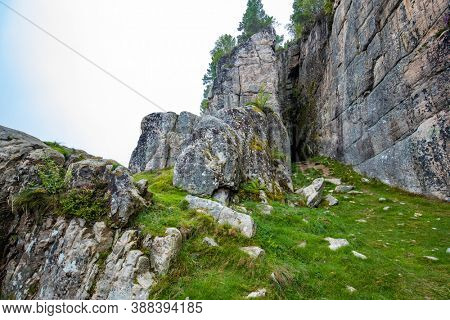 Freely accessible Bremsneshula Cave, Averoy, Norway
