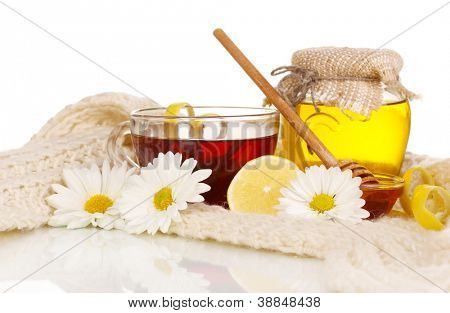 Gesunde Zutaten für die Stärkung der Immunität auf warmen Schal, isolated on white