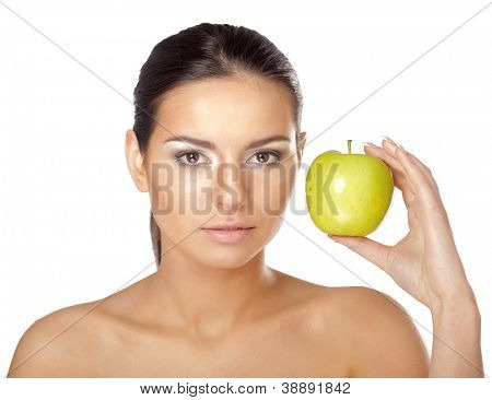 ภาพเหมือนของหญิงสาวสวยด้วยแอปเปิ้ลสีเขียวบนมือของเธอ - บนพื้นหลังสีขาว