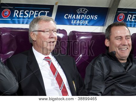 Cluj-Napoca, Roménia-2 de outubro: Sir Alex Ferguson (L) em partida da UEFA Champions League entre CFR 1