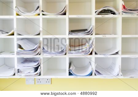 Een muur van Cubbyholes In een kantoor