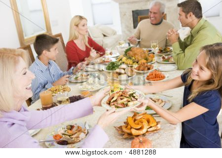 Familie alle sammen på julemiddag