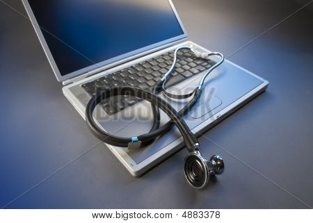 Ordinateur et stéthoscope sur bleu