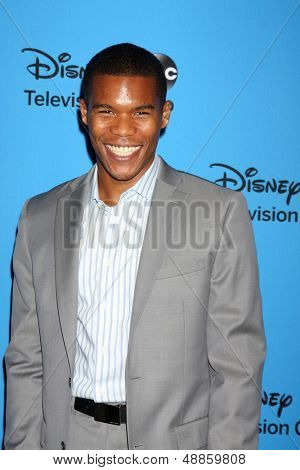 LOS ANGELES - ago 4: Gaius Charles arriva al ABC estate 2013 TCA Party presso il Beverly Hilton H
