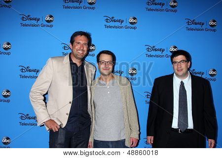 LOS ANGELES - 4 aug: Steve Pearlman, Edward Kitsis & Adam Horowitz มาถึงในปี 2013 ร้อน ABC T