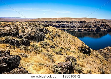Wanapum Lake Colombia River Wild Horses Monument And Canyons
