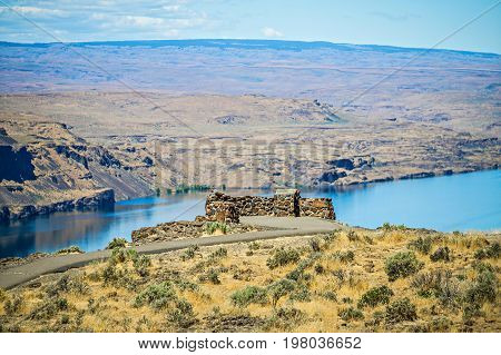 Wanapum Lake Colombia River Wild Horses Monument Canyons