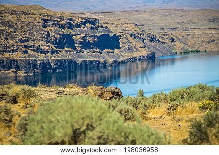 Wanapum Lake Colombia River Wild Horses Monument Canyons