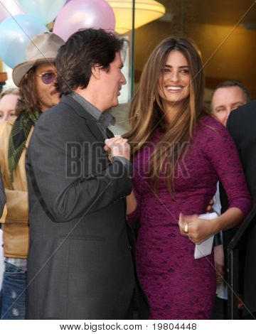 LOS ANGELES - APR 1: Rob Marshall, Johnny Depp, Penelope Cruz på Penelope Cruz Hollywood Walk 