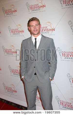 LOS ANGELES - 9 APR: Trevor Donovan aankomen op de 32e Annual College televisie Awards op Rais