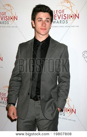 LOS ANGELES - APR 9: David Henrie Ankunft bei den 32nd Annual College Television Awards am Renaissa