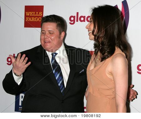 LOS ANGELES - APR 10: Chaz Bono, Jennifer Elia přijíždí na 25 GLADD Media Awards v Westin B