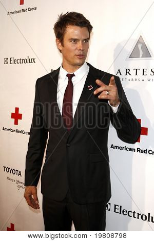 LOS ANGELES - április 9: Josh Duhamel érkezik a 2011 amerikai Vöröskereszt Santa Monica fejezet egy