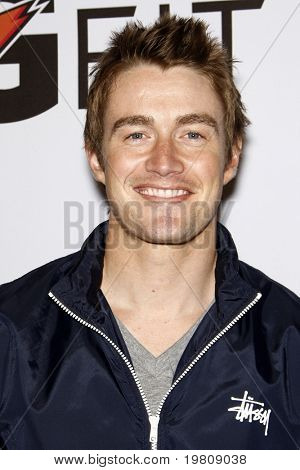 LOS ANGELES - APR 12: Robert Buckley arrivando al 