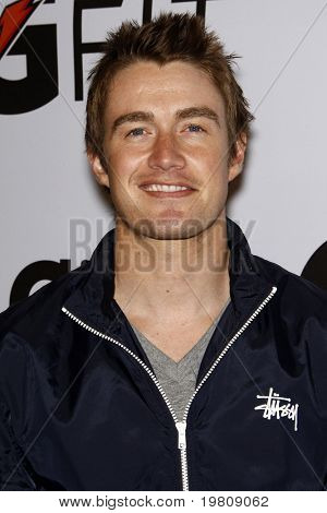 LOS ANGELES - APR 12: Robert Buckley arrivando al 