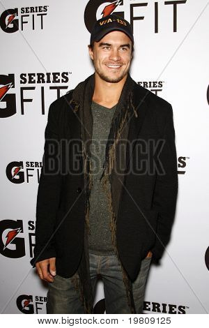 LOS ANGELES - APR 12: Rob Mayes arrivando al 