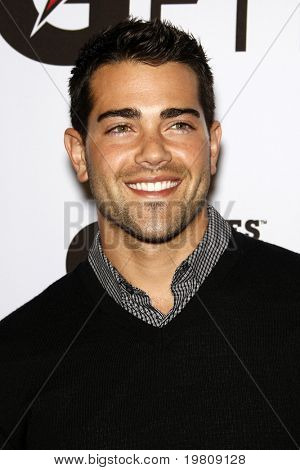 LOS ANGELES - APR 12: Jesse Metcalfe arrivando al 