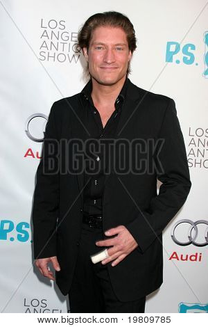 LOS ANGELES - APR 13: Sean Kanan přijíždí v 16 starožitnosti Los Angeles Ukázat slavnostní otevření noc 