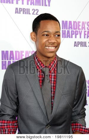 LOS ANGELES - Duben 19: Tyler James Williams přijíždí na 