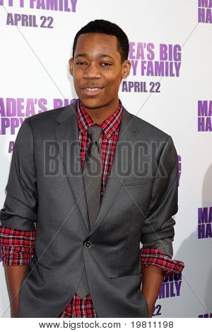 LOS ANGELES - Duben 19: Tyler James Williams přijíždí 