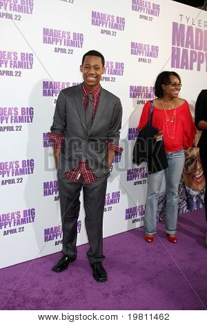 LOS ANGELES - Duben 19: Tyler James Williams přijíždí na 