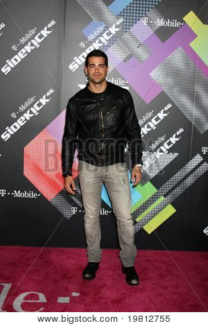 LOS ANGELES - APR 20: Jesse Metcalfe při spuštění z The nový T-Mobile Sidekick 4G na staré