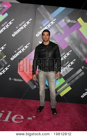 LOS ANGELES - APR 20: Jesse Metcalfe při spuštění z The nový T-Mobile Sidekick 4G na staré