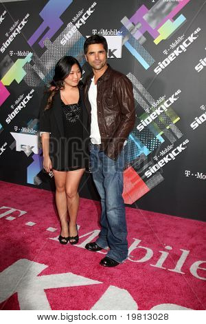 LOS ANGELES - APR 20: Jenna Ushkowitz, John Stamos dospět zahájení z The nový T-Mobile Sidek