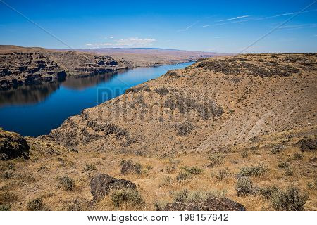 Wanapum Lake Colombia River Wild Horses Monument And Canyons