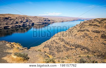 Wanapum Lake Colombia River Wild Horses Monument And Canyons