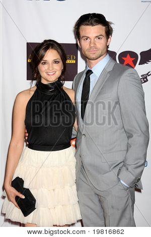 LOS ANGELES - 29 APR: Rachael Leigh Cook och Daniel Gillies anländer på 1700 loppet till radera MS E