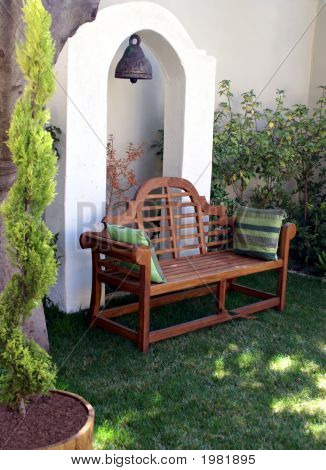 Rustige Bench onder oude Bell
