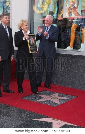 ลอสแองเจลิส - 6 พฤษภาคม: Leron Gubler, Jane Morgan ว่า Weintraub, Jerry ว่า Weintraub ที่ Jane Morgan Weintr