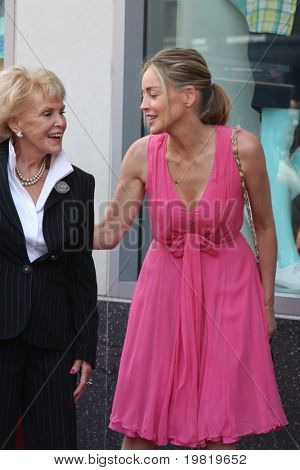 LOS ANGELES - 6. května: Jane Morgan Weintraub, Sharon Stone na Jane Morgan Weintraub Walk of Fame 