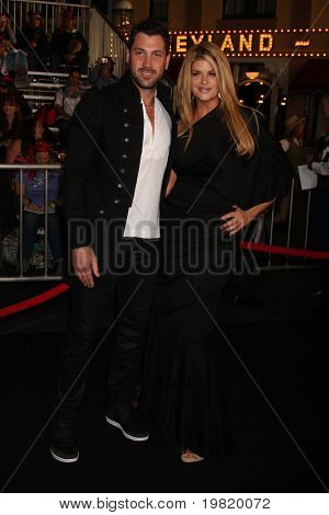 ลอสแองเจลิส - 7 พฤษภาคม: Maksim Chmerkovskiy, Kirstie ซอยที่เดินทางมาถึง 