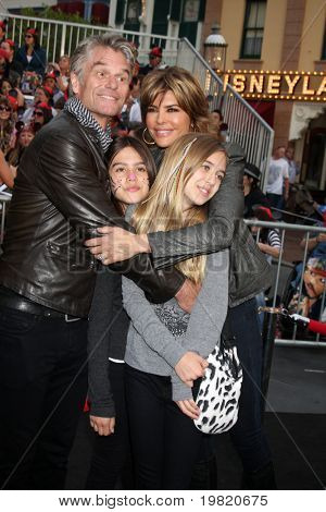LOS ANGELES - 7 Mayıs: Harry Hamlin, Lisa Rinna, 