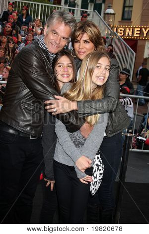 LOS ANGELES - 7 Mayıs: Harry Hamlin, Lisa Rinna, 