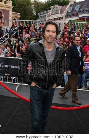 LOS ANGELES - 7 maggio: Eric McCormack arrivando presso i 