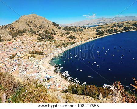 VISTA DEL LAGO TITICACA Y DEL PUERTO DE COPACABANA DESDE LA MONTA