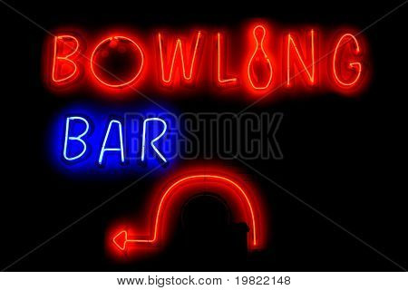 Blå og røde neon tegn af ordene 'Bowling bar' med et venstre pil, på en sort baggrund.