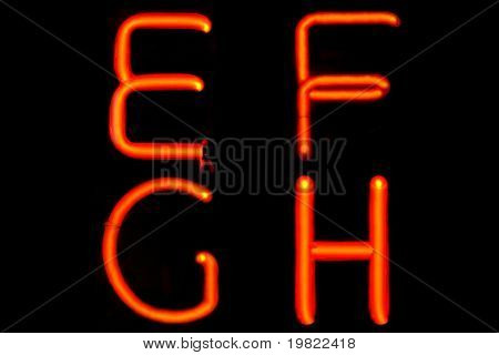 Letras de néon vermelho sobre um fundo preto (EFGH).