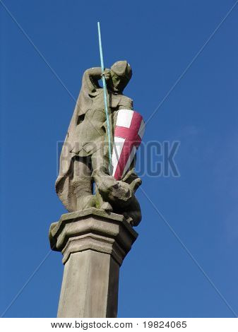 Statua di pietra di San Giorgio che uccide il drago con bandiera Inghilterra sullo scudo