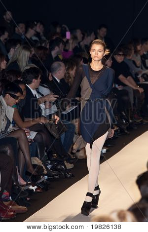 New York 11. Februar: Mercedes Benz Fashion Week präsentieren Bcbg max Azria Sammlungen auf Bryant Pa